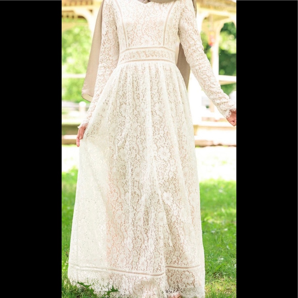 Wedding dress (sleeved, lace, lined)